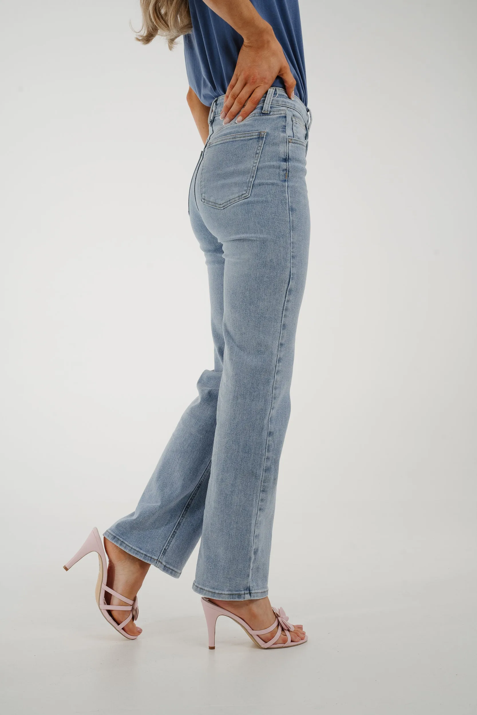 Lynne Straight Leg Jeans In Light Wash